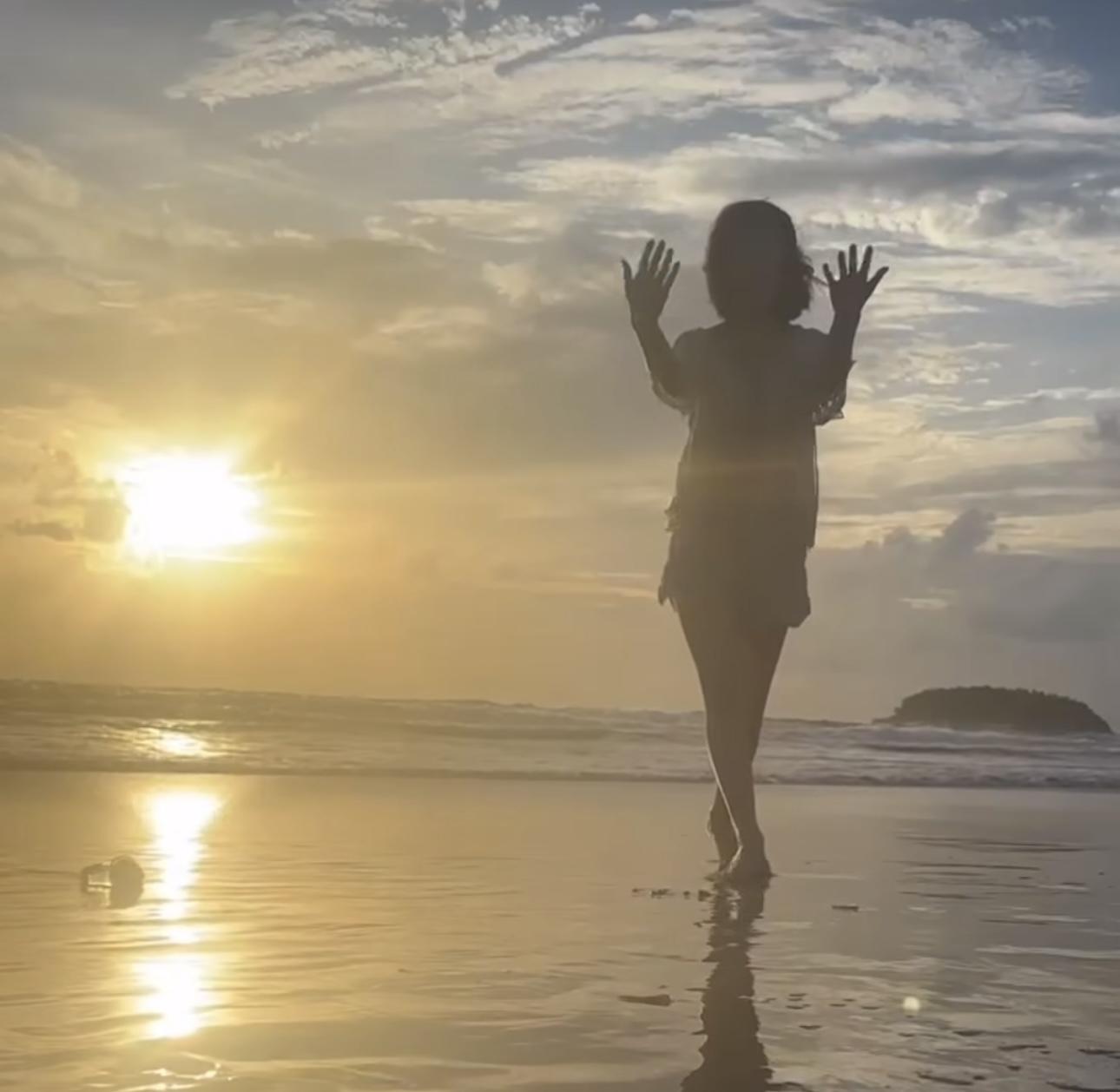 佘詩曼孖「七魔女」飛泰國度假 。