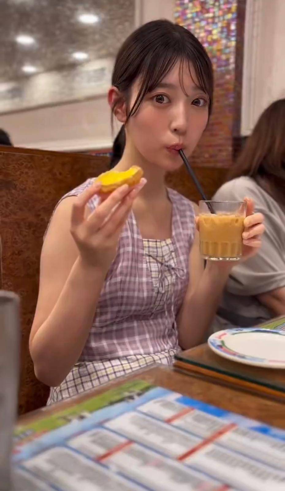 阪口珠美到茶餐廳飲奶茶食蛋撻。