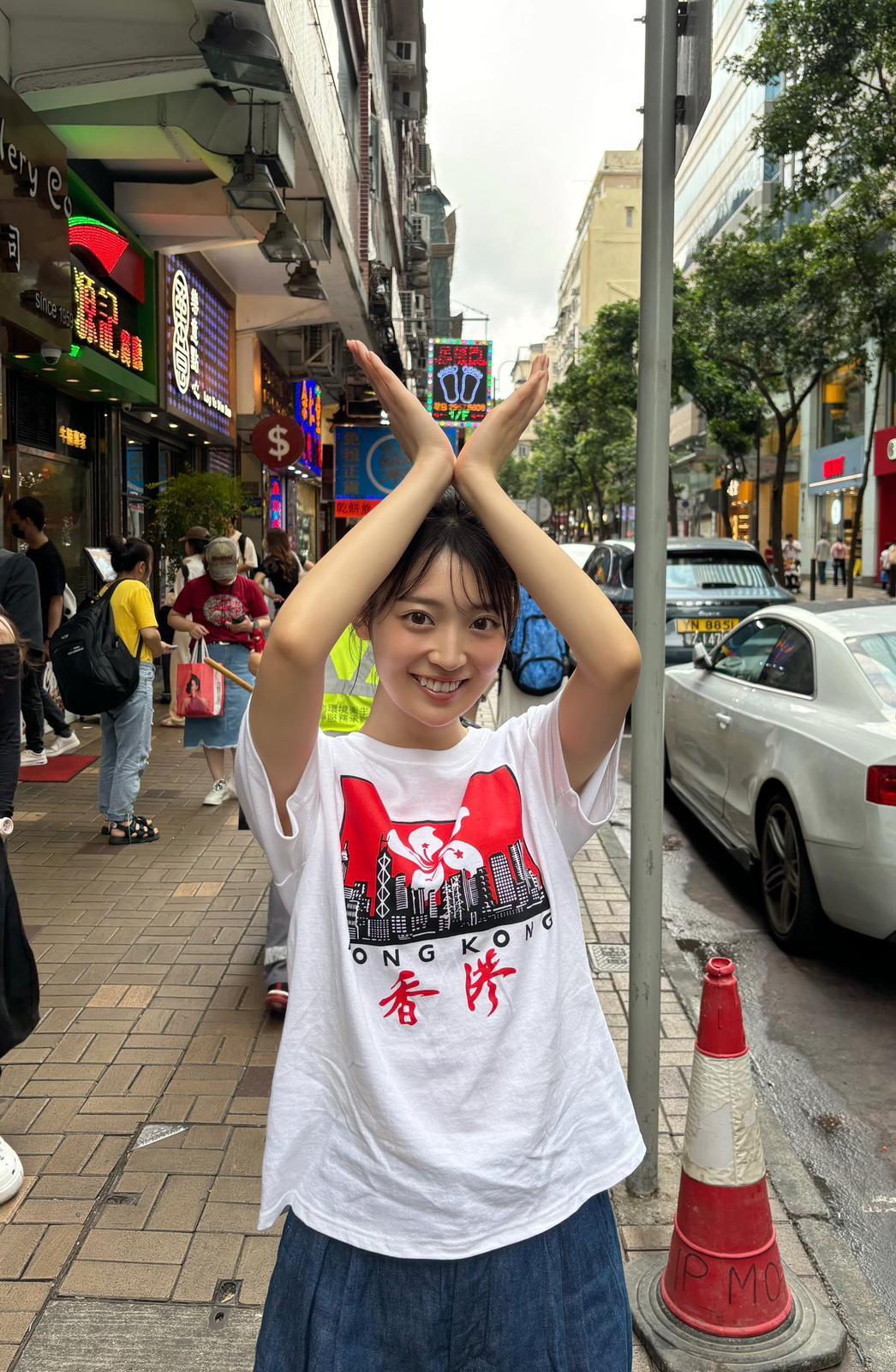 阪口珠美穿上印有港區旗的T恤現身尖沙咀。