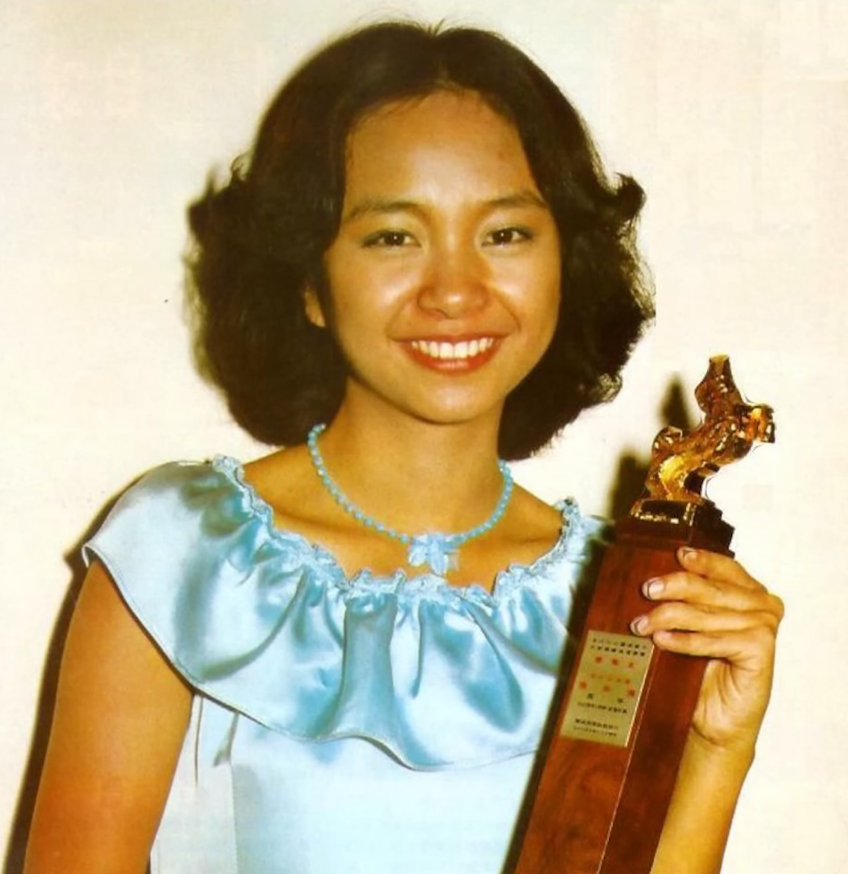 陳秋霞早於1974年出道,成功走紅歌壇及電影圈。