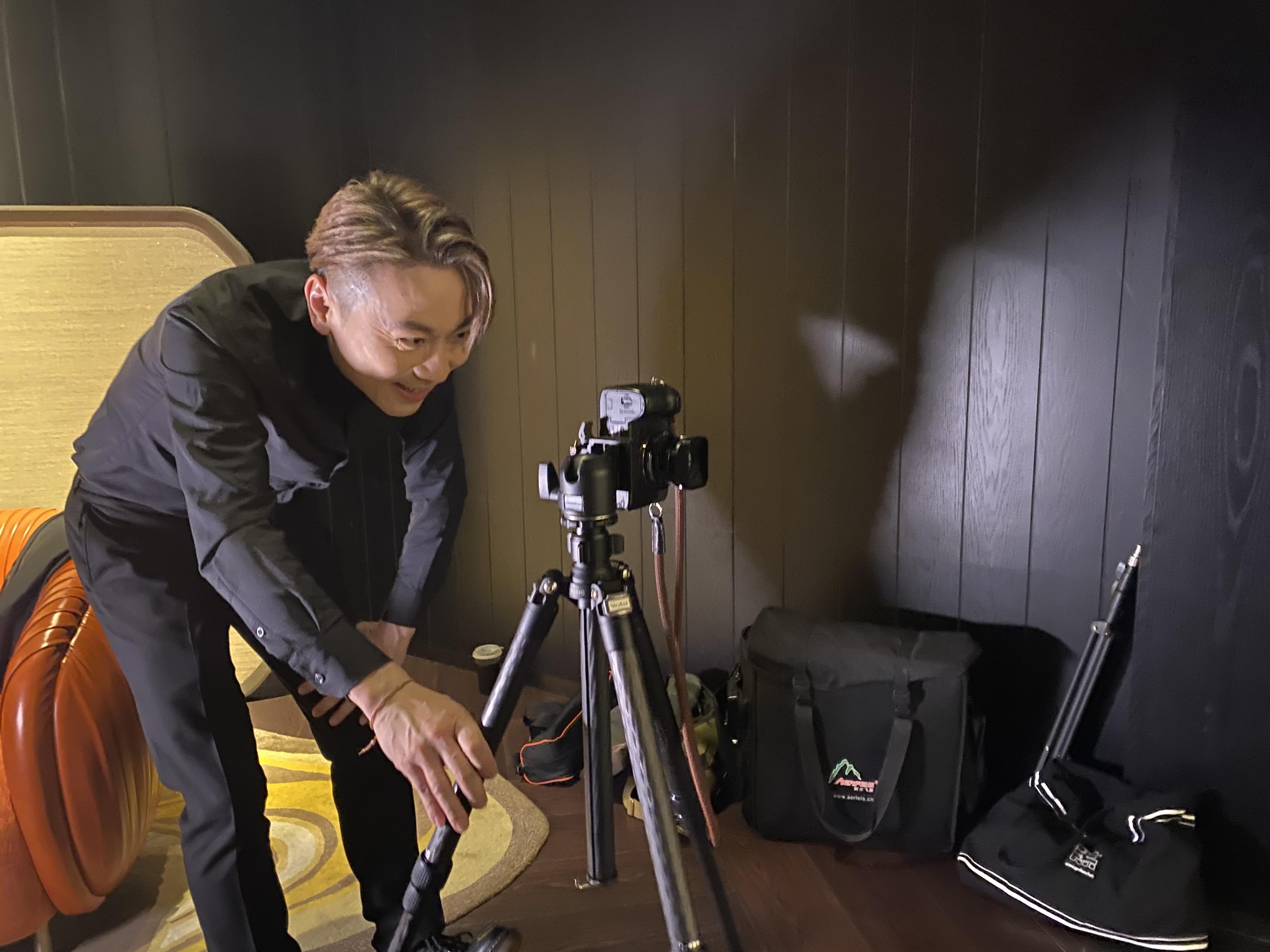 顏米羔負責拍攝今次海報。