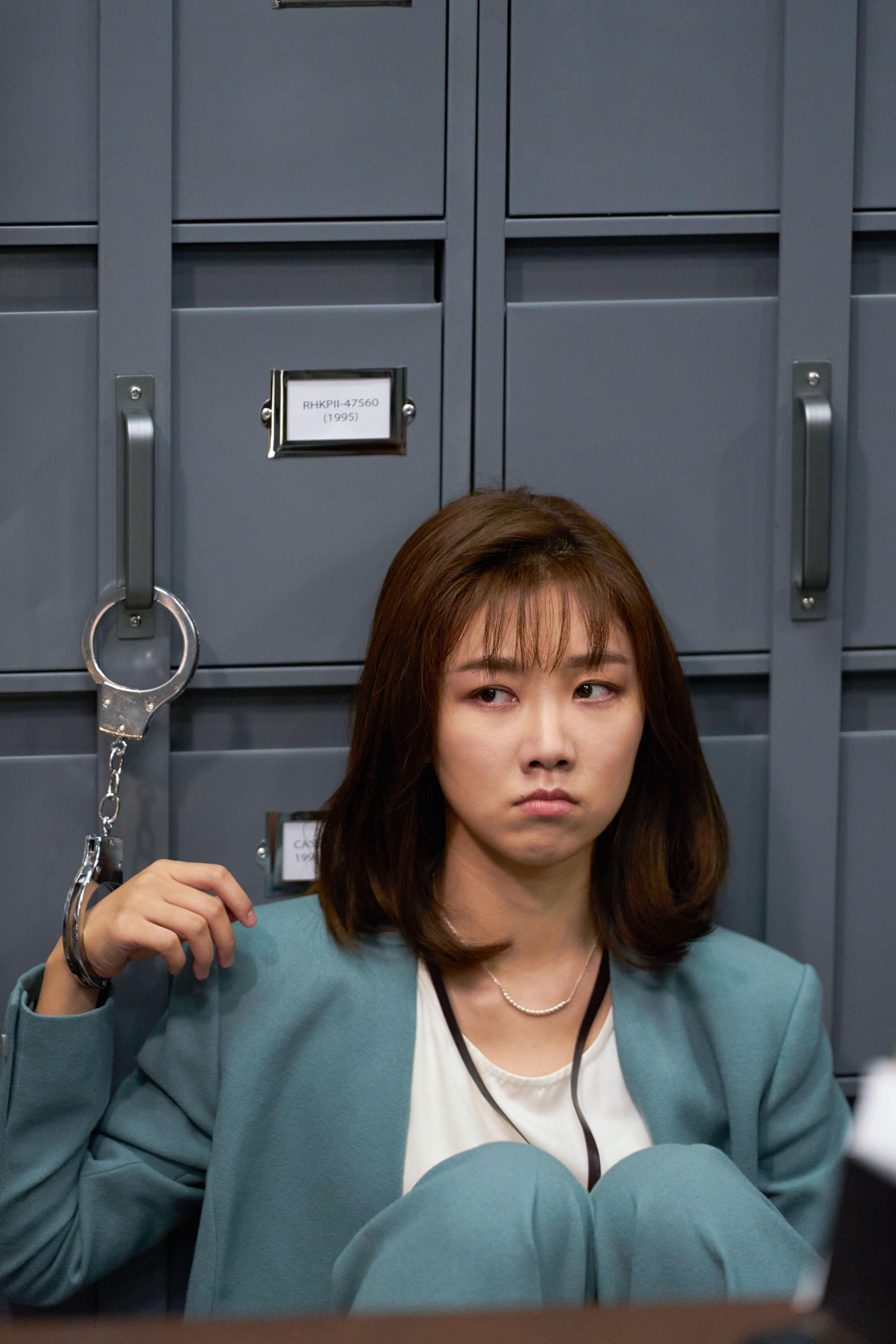 造型被指像酒井法子的顏卓靈(Cherry)在戲中飾演人質。