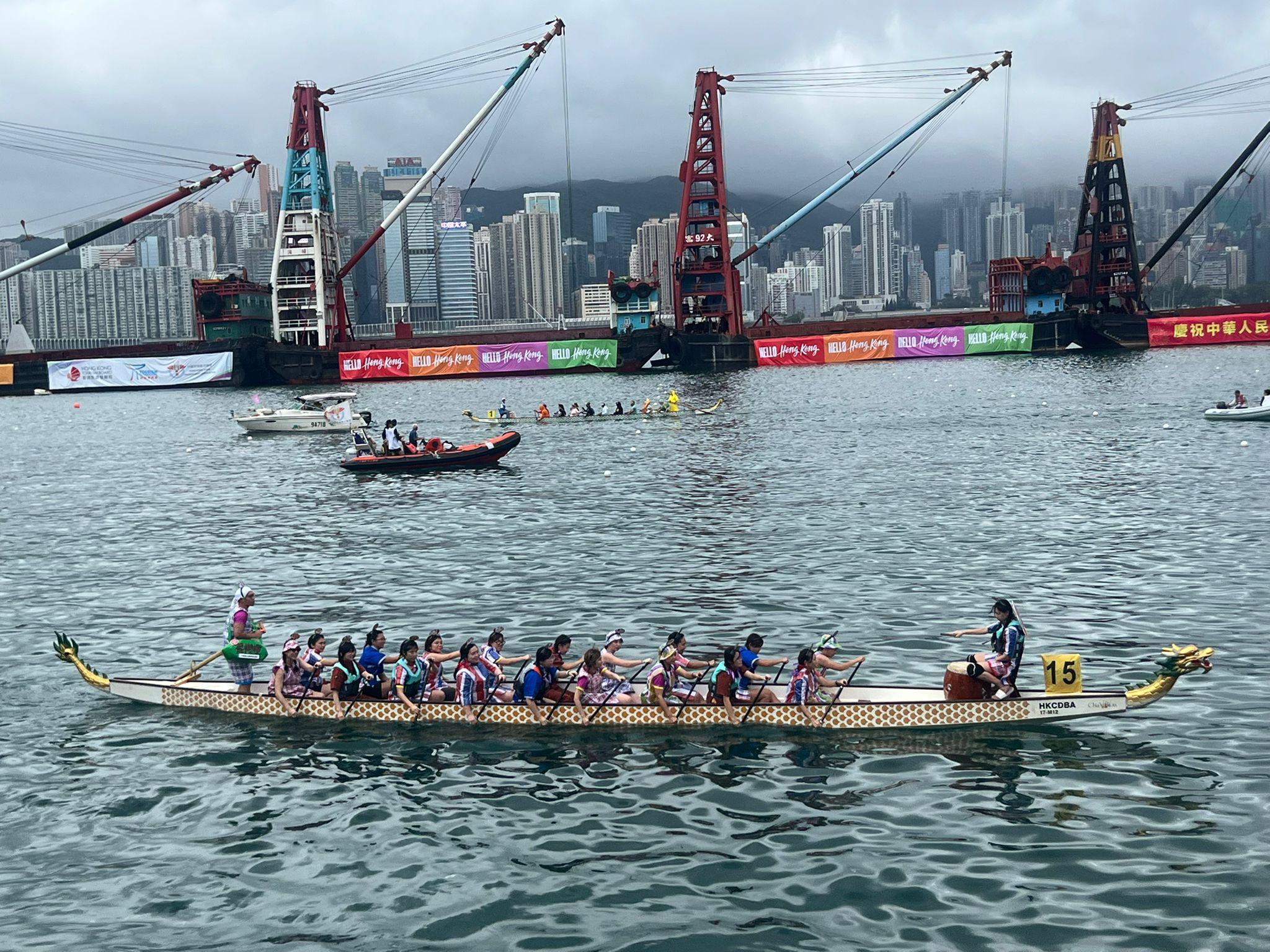 香港女童軍龍舟隊。 (李景玉攝)