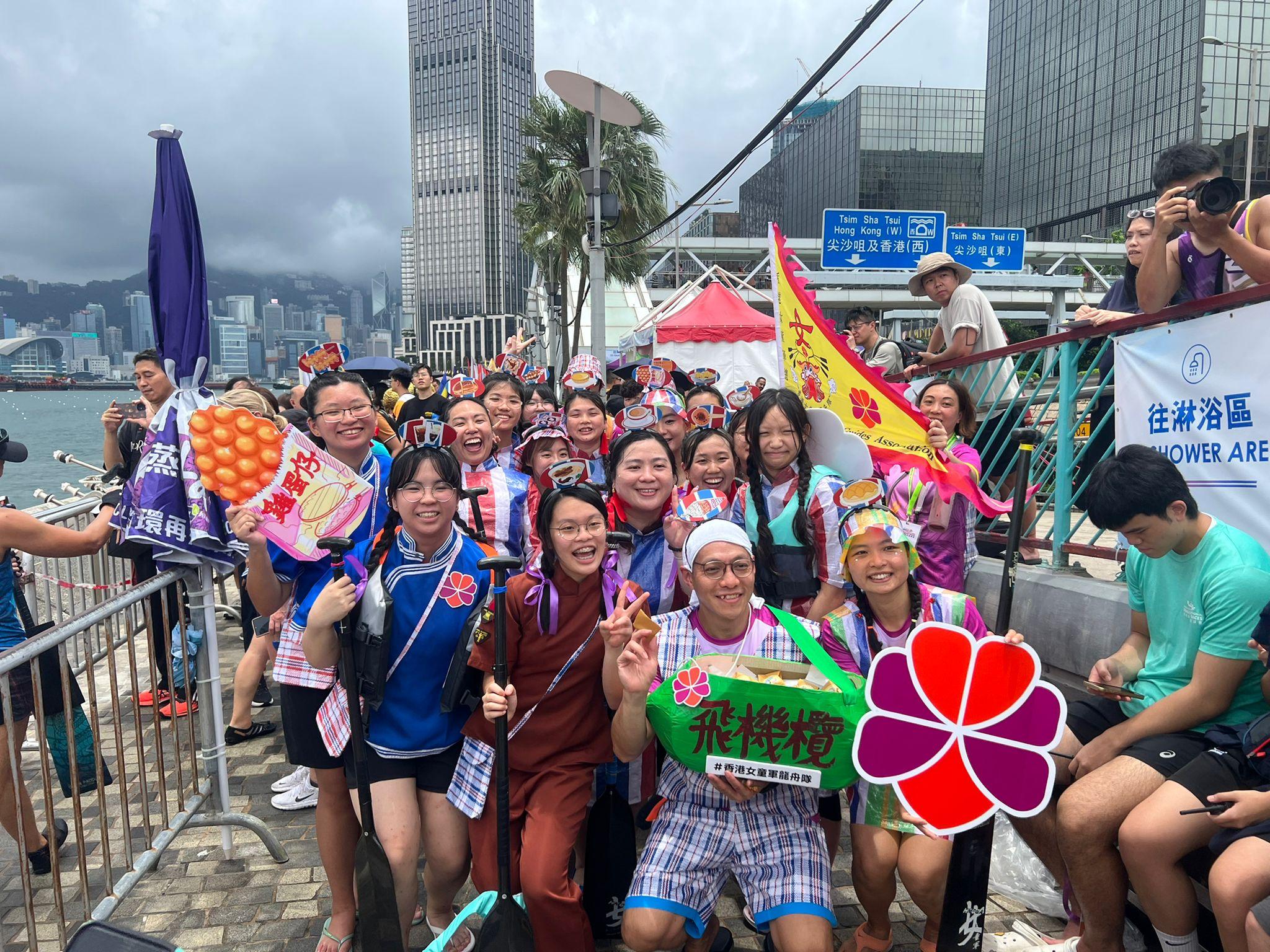 香港女童軍龍舟隊。 (李景玉攝)