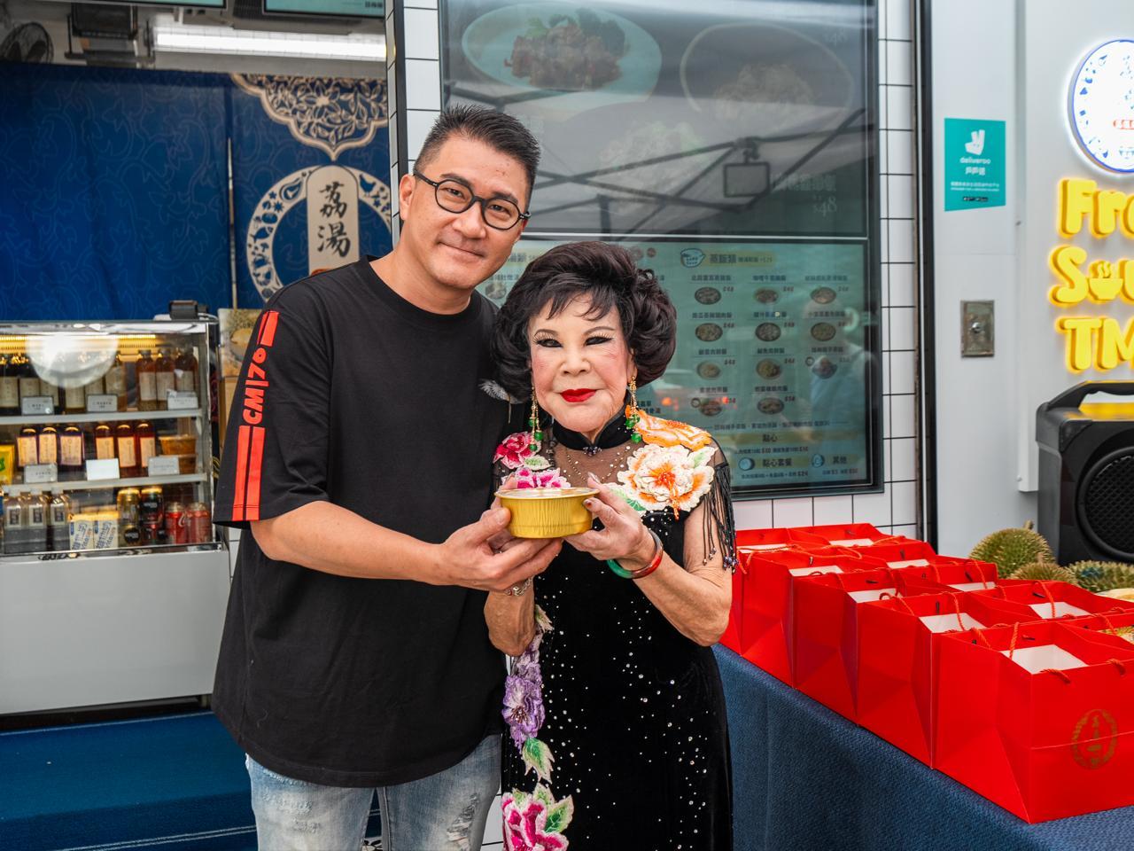 黃夏蕙與陳建興㩗手到新蒲崗工業區為年青人創業的品牌拍攝短片。