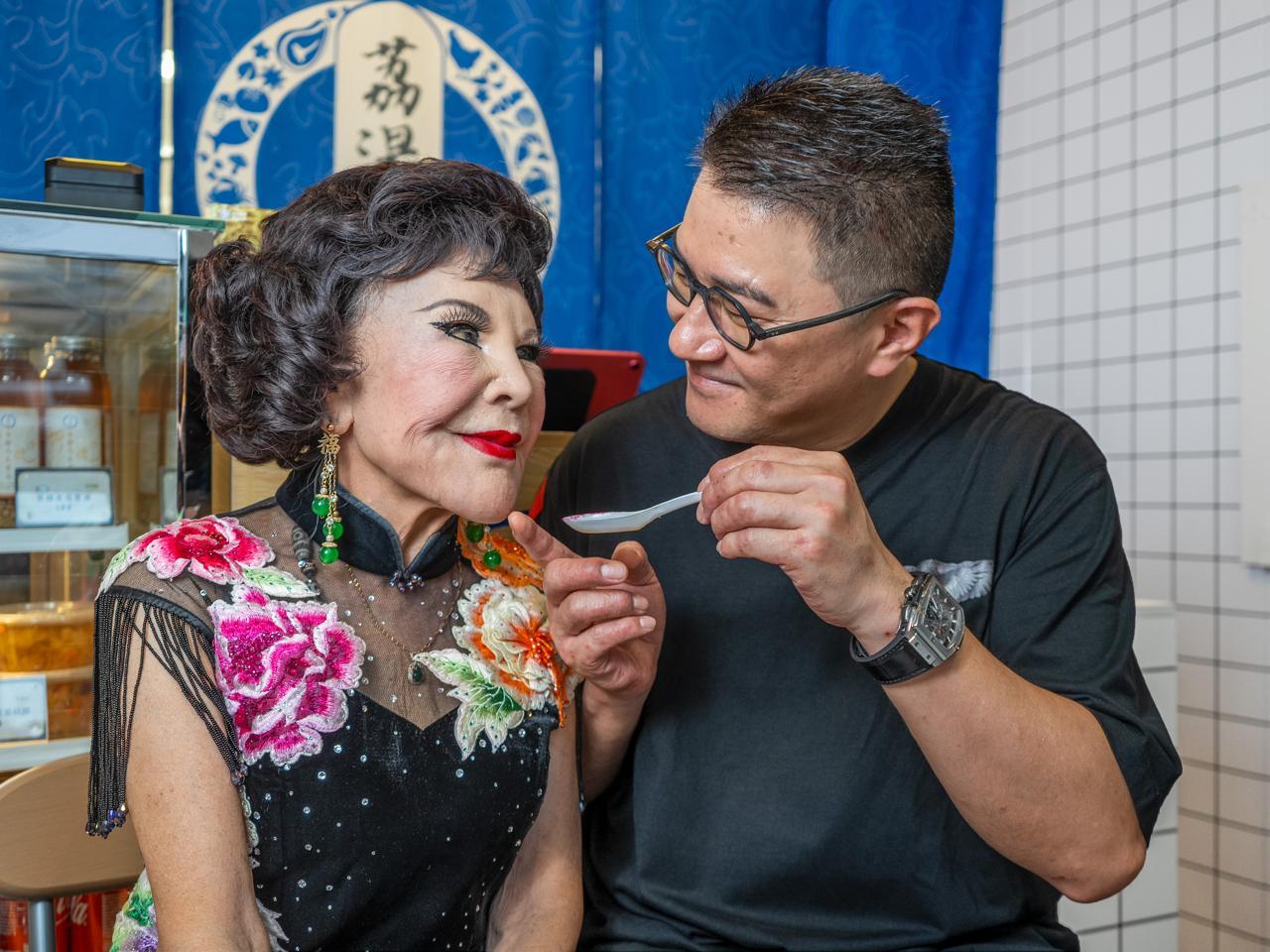 夏蕙BB與陳健興溫馨互餵榴槤雞湯。