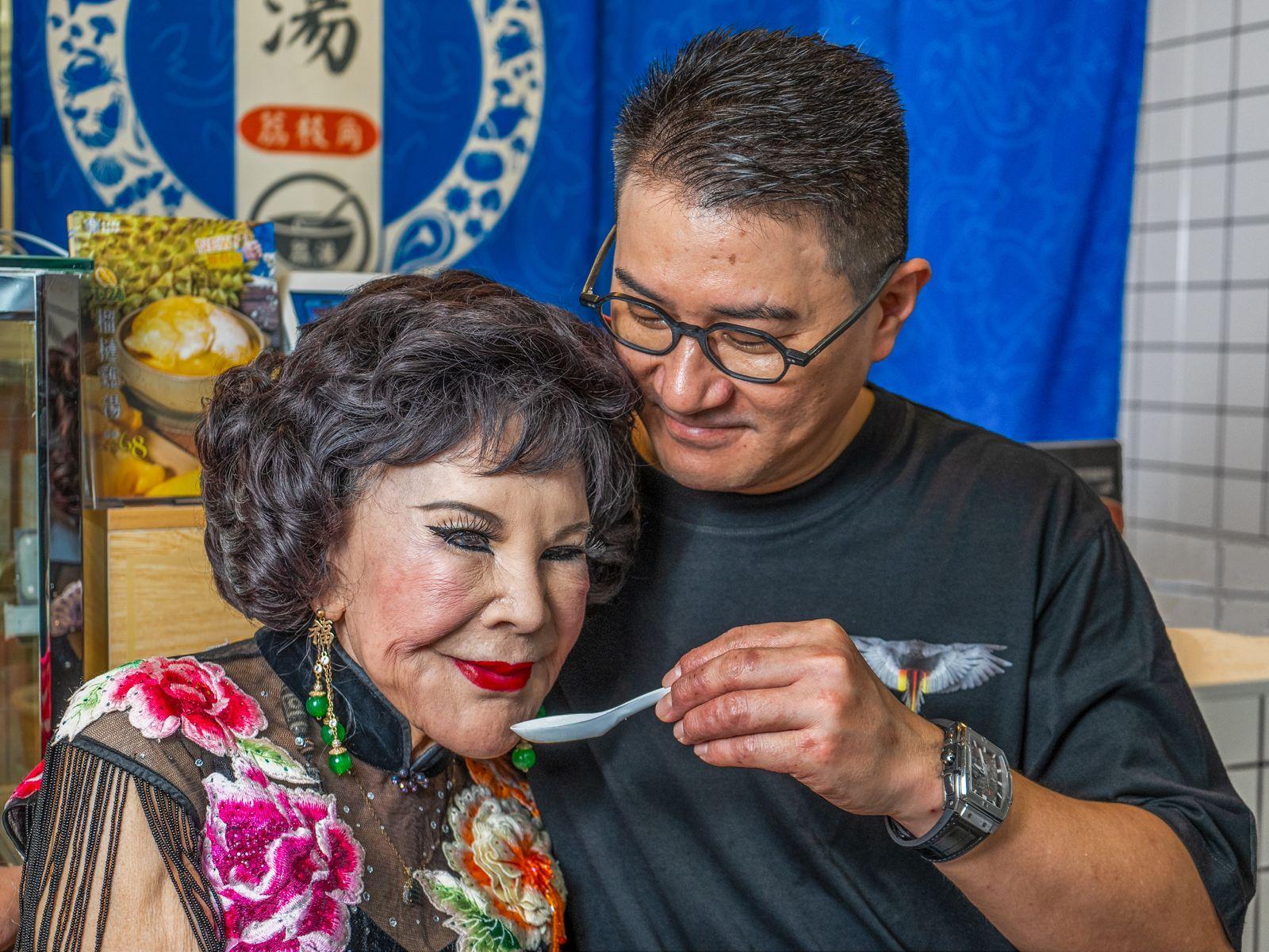 夏蕙BB與陳健興溫馨互餵榴槤雞湯。