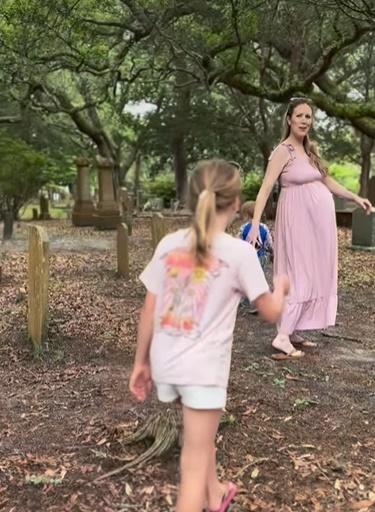 Haley指「墳場裡有最美的名字」,所以才會帶同家人到墓園試圖取得靈感。(IG)