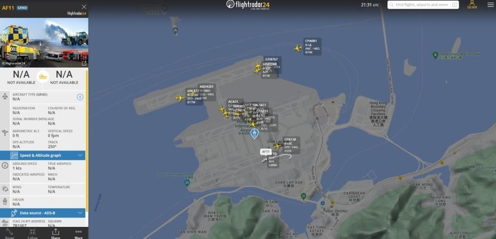 香港國際機場南跑道凌晨緊急關閉。(Flightradar24.com)