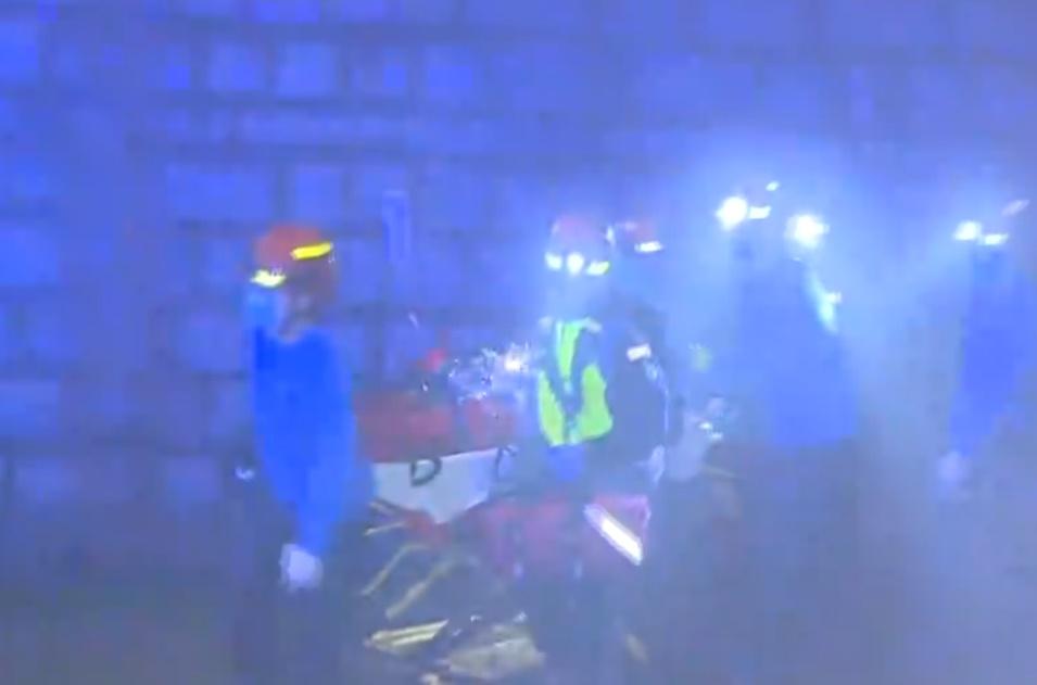 因環境陡峭濕滑,花逾5小時將傷者運落山送院。(電視截圖)