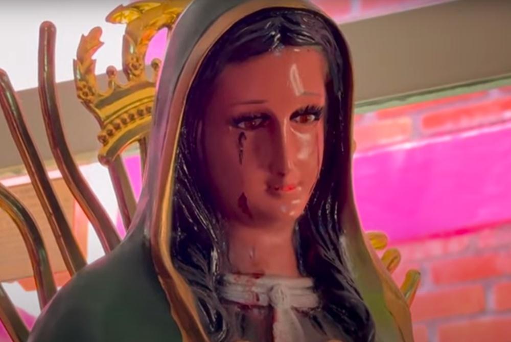 聖母像雙眼流出了紅色如「血」液體,臉上掛著兩條深紅淚痕,頸部與衣領處也有明顯的紅色痕跡。(YouTube)