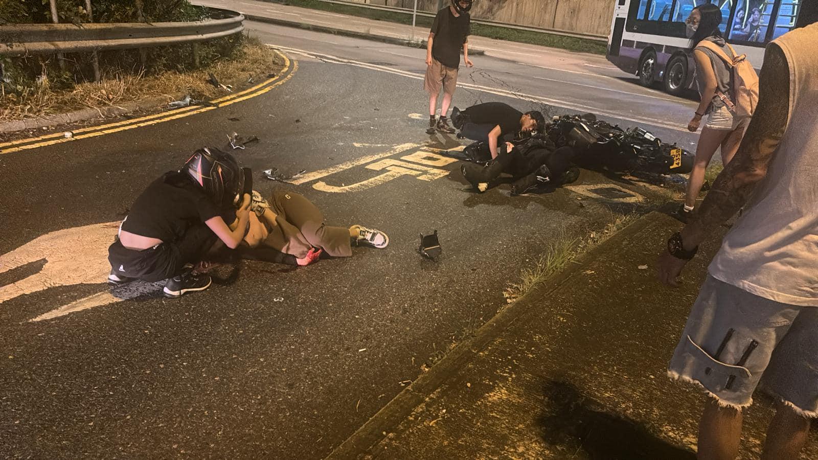 電單車倒地翻側,車上一名年約31歲男司機及一名15歲女乘客墮地均告受傷。(車cam L(香港群組)@FB)