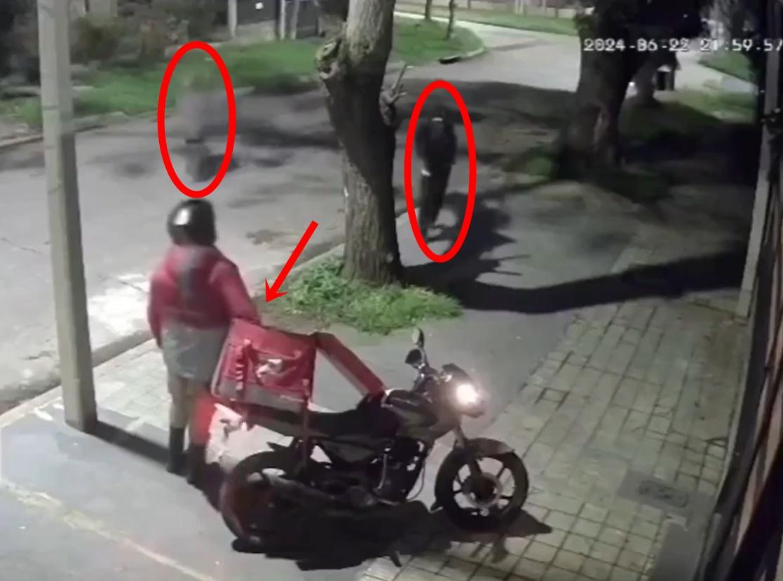 2賊人左右包抄的方式企圖圍堵外賣員,早已察覺二人的外賣員已高度戒備。(X)