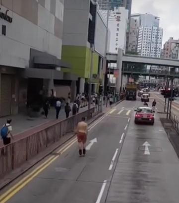赤膊男將行車慢線當作滑道狂踩前行。 (香港突發事故報料區(新版)@FB)