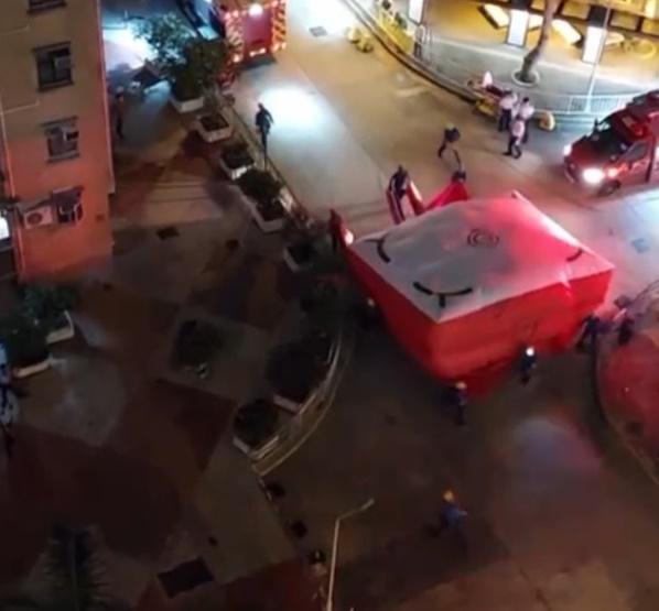 當消防移動氣墊接近時,男子由高處墮下。(網上截圖)