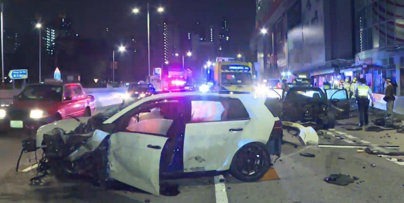 黃大仙兩車互撼剷上巴士站,6人受傷包括1名途人。(電視截圖)