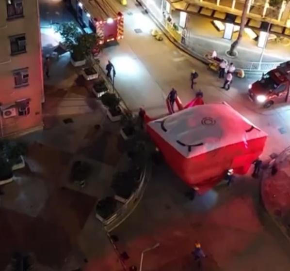 當消防移動氣墊接近時,男子由高處墮下。(網上截圖)