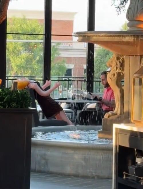 侍應拍下顧客Henry Herrera在帶同充氣娃娃共晉晚餐的奇特場面。(X)