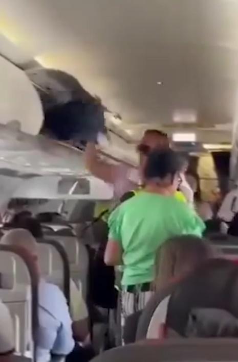 保安將該男童及其父親帶離飛機。(網上圖片)