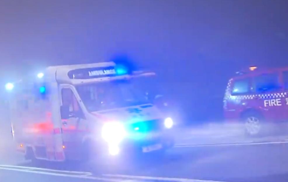 因環境陡峭濕滑,花逾5小時將傷者運落山送院。(電視截圖)