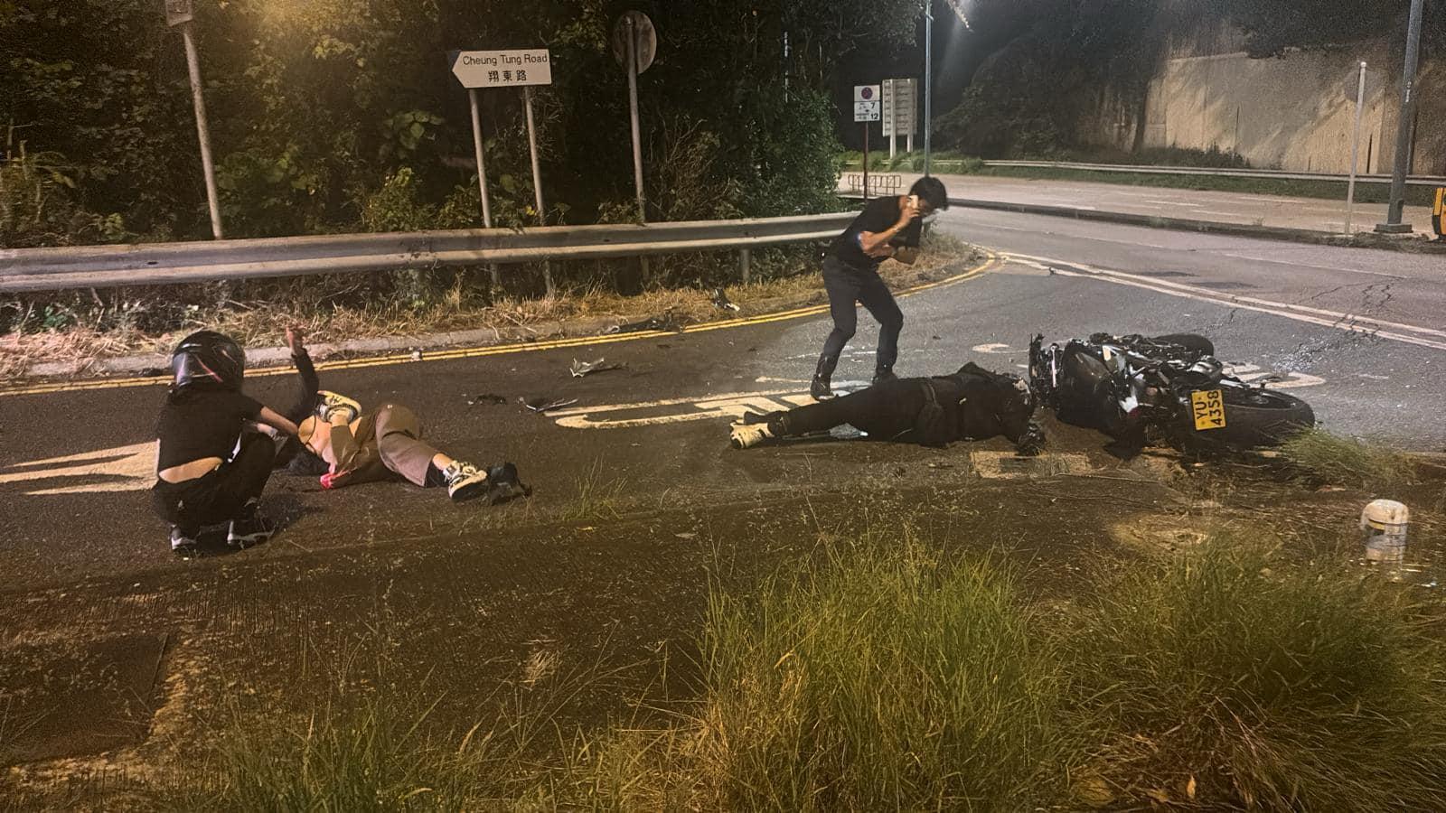 電單車倒地翻側,車上一名年約31歲男司機及一名15歲女乘客墮地均告受傷。(車cam L(香港群組)@FB)