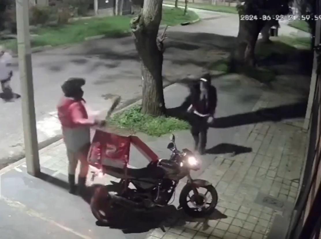 詎料外賣員下一秒竟然抽出一把開山刀,就追著賊人追劈。(X)