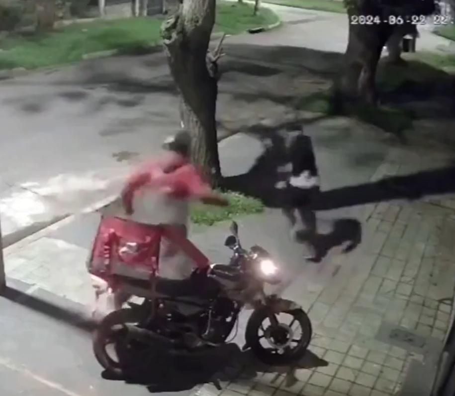 詎料外賣員下一秒竟然抽出一把開山刀,就追著賊人追劈。(X)