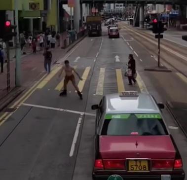 至華信花園對開見交通燈號將轉紅燈,隨即慢溜,再來一個瀟灑的360度花式轉體。 (香港突發事故報料區(新版)@FB)