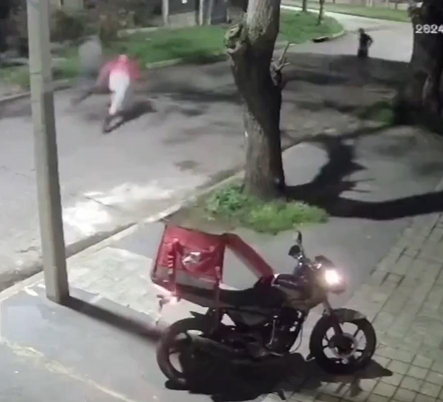 外賣員轉移目標至另一賊人,經一番追逐,當場將對方斬至倒地。(X)