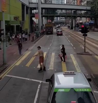 至華信花園對開見交通燈號將轉紅燈,隨即慢溜,再來一個瀟灑的360度花式轉體。 (香港突發事故報料區(新版)@FB)