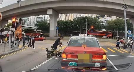 黑衣男子趁紅燈停車駛至的士旁指手劃腳。(車cam L(香港群組)@FB)