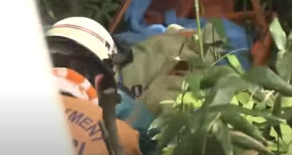 下午約2時發現婦人受困地點,但發現時她已經無呼吸心跳。(YouTube)