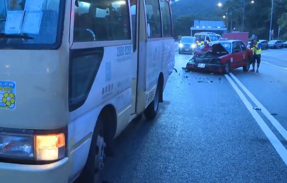 據指,專線小巴於15分鐘前因煞車系統故障停車,正等候拖車到場。(電視截圖)