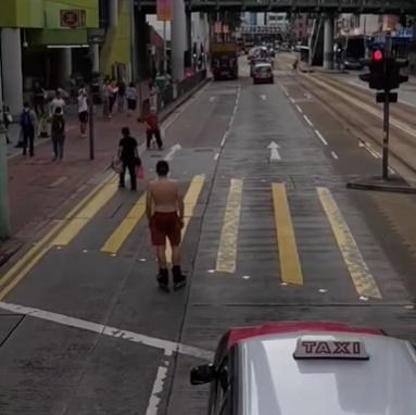 赤膊男停在停車線外「一夫當關」等候轉燈。(香港突發事故報料區(新版)@FB)