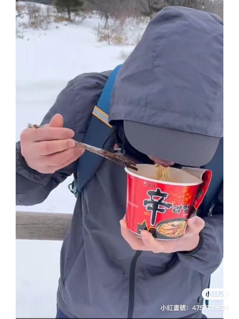 登山吃麵打卡行為成為風潮,國內外遊客紛紛效仿後,甚至有人專程為了吃上一碗泡麵來登山,情況逐漸失控。(小紅書)