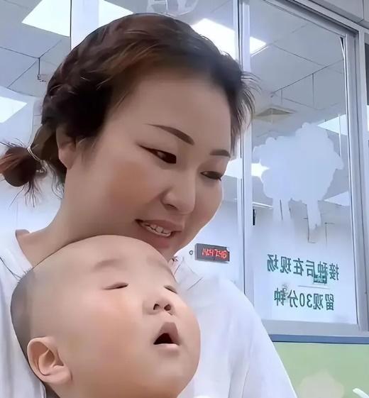 鍾女士與兒子。(微博)