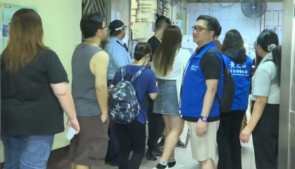 中電人員接駁臨時電纜入黃大仙下邨龍光樓機房臨時供電,住戶陸續返回住所。(電視截圖)