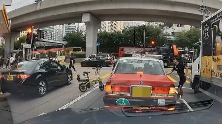 黑衣男子落車走向司機位旁理論,更拉開車門,疑似與司機發生拉扯。(車cam L(香港群組)@FB)