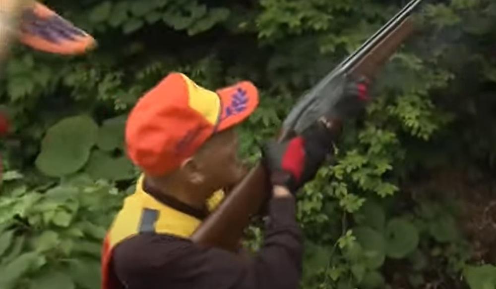 搜救隊進入密林前曾開槍驅趕野熊。(YouTube)