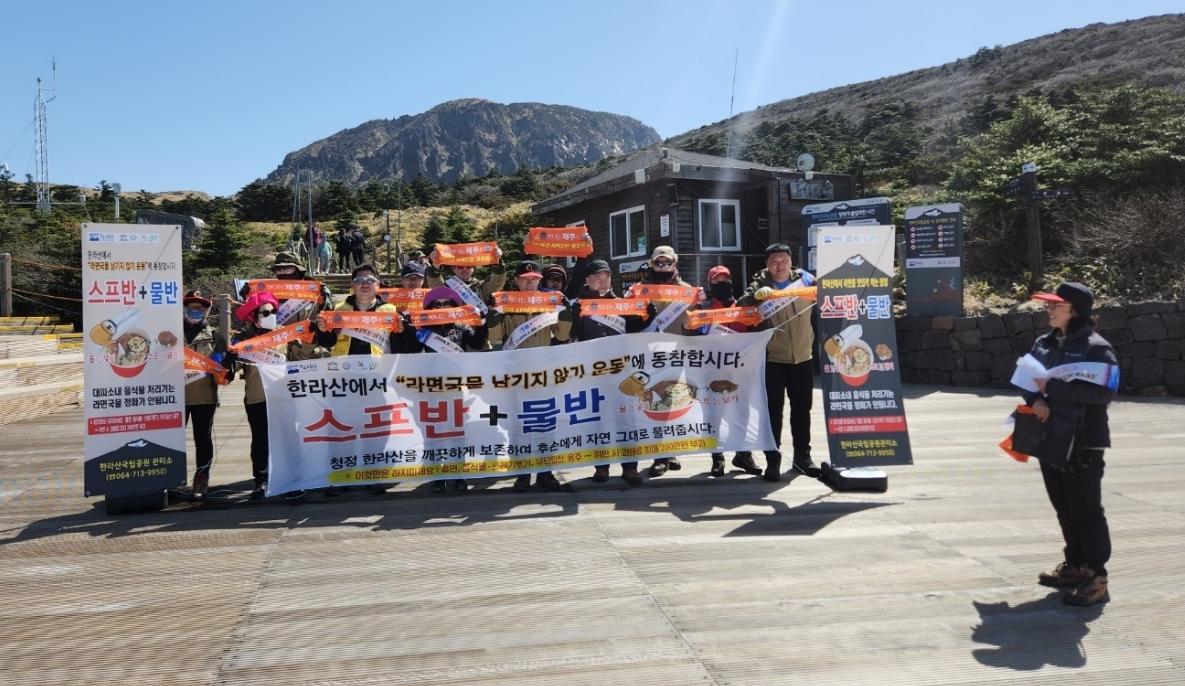 公園管理局發起活動籲遊客保護環境。(X)