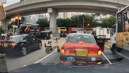 黑衣男子落車走向司機位旁理論,更拉開車門,疑似與司機發生拉扯。(車cam L(香港群組)@FB)
