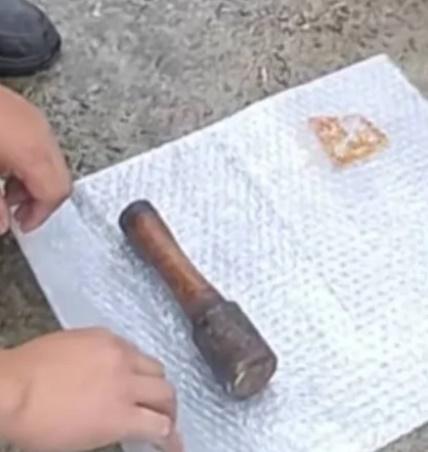 老婦:看起來又像一個鐵鎚,所以平常都會拿著個東西來砸核桃、敲釘子。(微博)