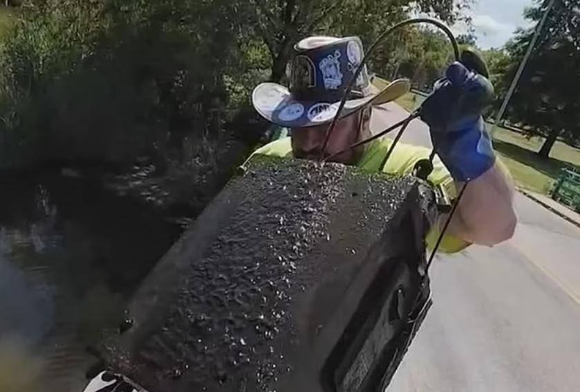 打撈起來後,發現原來是一個嚴重生鏽的保險箱。(X)