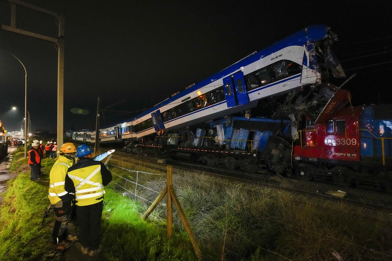 其中一列火車的車廂疊到另一列火車上方,底下的列車被壓得儼如一堆廢鐵,足見當時相撞力度猛烈。(AP)