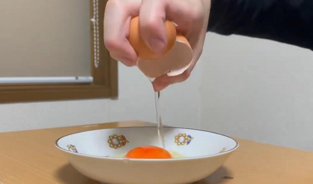 敲擊碟子後,果然成功的用單手開蛋,而碟中的雞蛋也非常完整。(X)