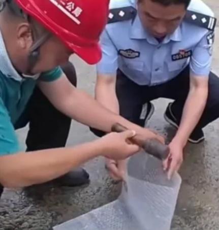 警方將手榴彈收繳並帶走,及時將安全隱患排除,並無造成任何危害和人員受傷。(微博)