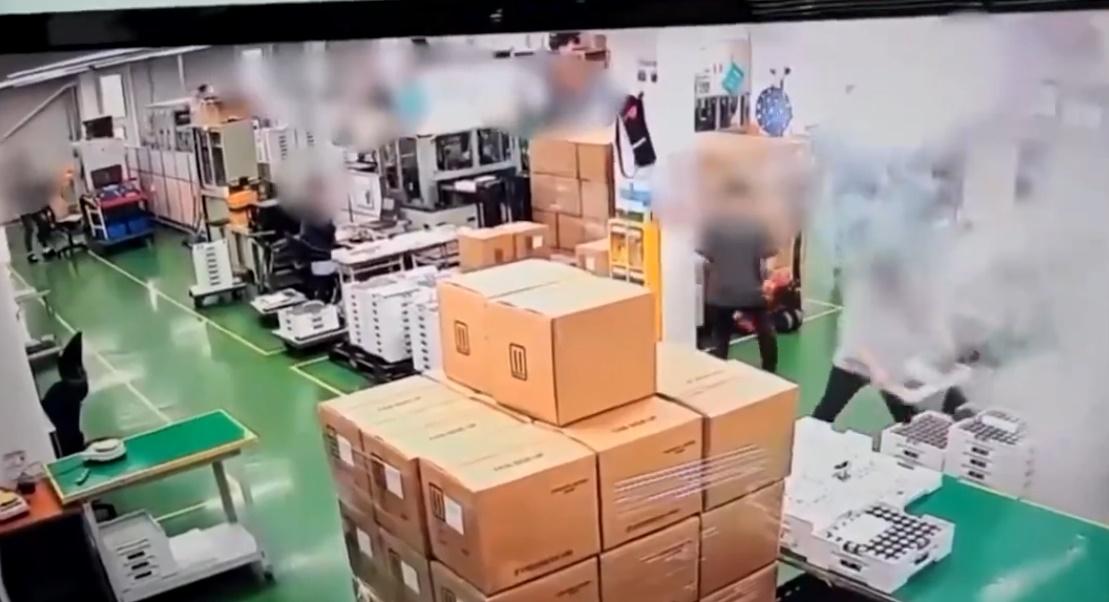 12秒後工人開始移開周圍的其他電池。(X)