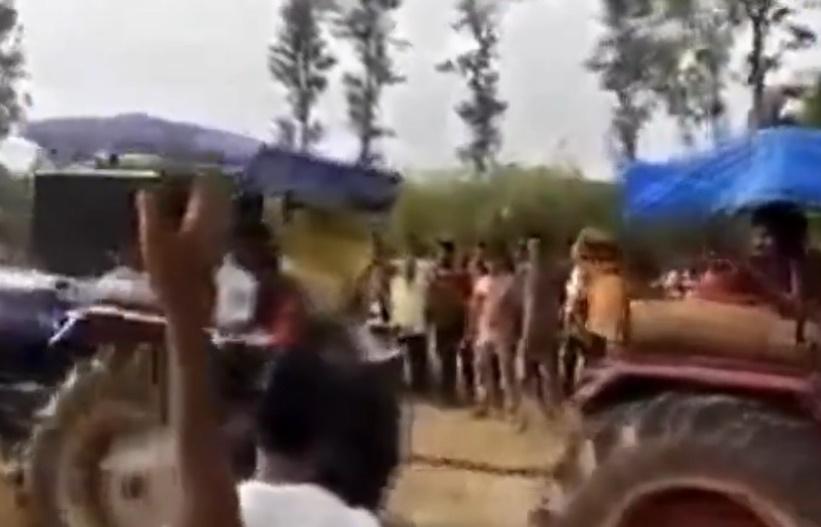 兩車猛力向相反方向推進。(X)