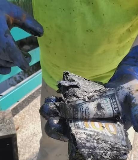 由於保險箱與塑膠袋已破損,讓這疊鈔票有發霉的情況。(X)