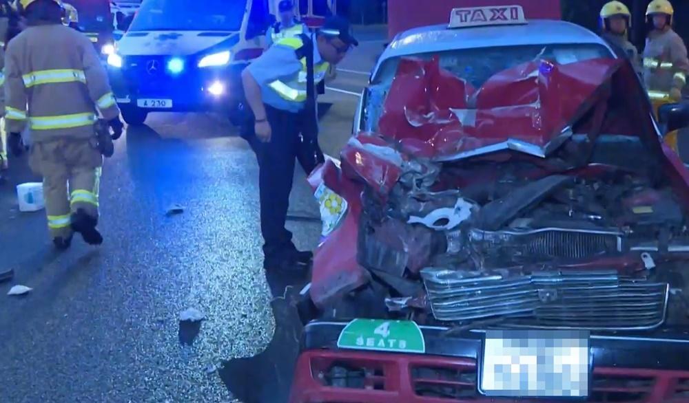 的士車頭嚴重損毀,擋風玻璃碎裂,車頭蓋摺起。(電視截圖)